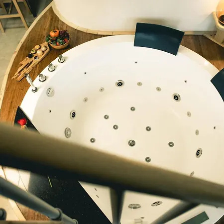 לינה וארוחת בוקר 4roomz 3*