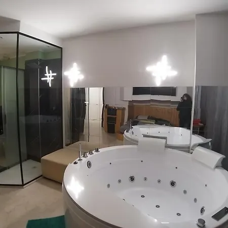 4roomz לינה וארוחת בוקר 3*