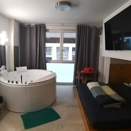 לינה וארוחת בוקר 4roomz