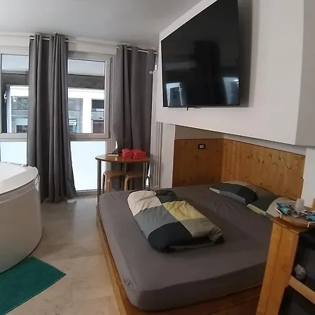 4roomz לינה וארוחת בוקר 3*