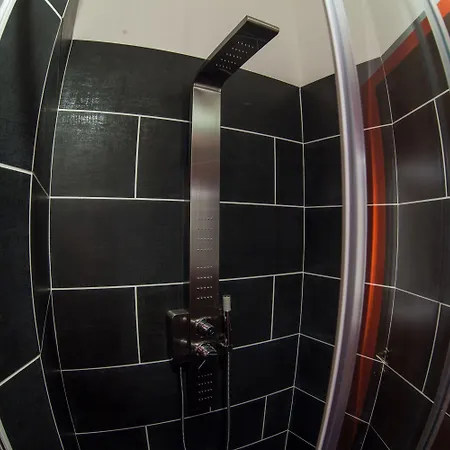 4roomz לינה וארוחת בוקר 3*