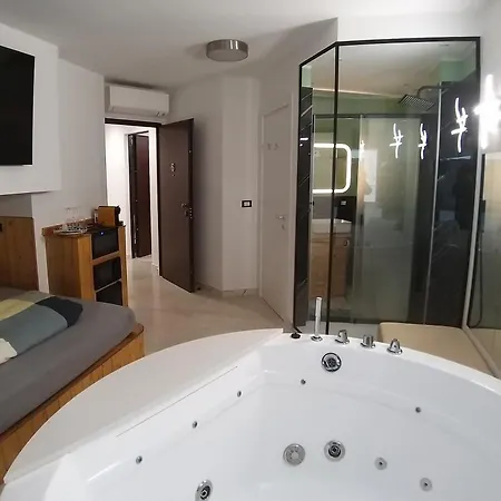 לינה וארוחת בוקר 4roomz 3*